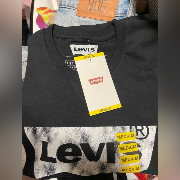 NEW Levis Shirt Mens Medium Black Short Sleeve Tee Logo Soft Stretch Casual NWT - Picture 2 of 3